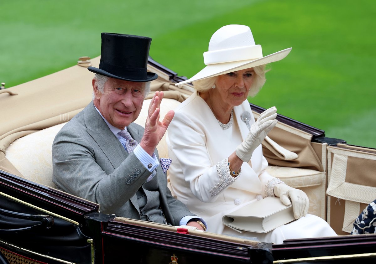 Il Re Carlo III e la Regina Camilla salutano la folla durante il primo giorno del Royal Ascot 2023 all'ippodromo di Ascot il 20 giugno 2023 ad Ascot, Inghilterra (Tom Dulat/Getty Images per Ascot Racecourse)