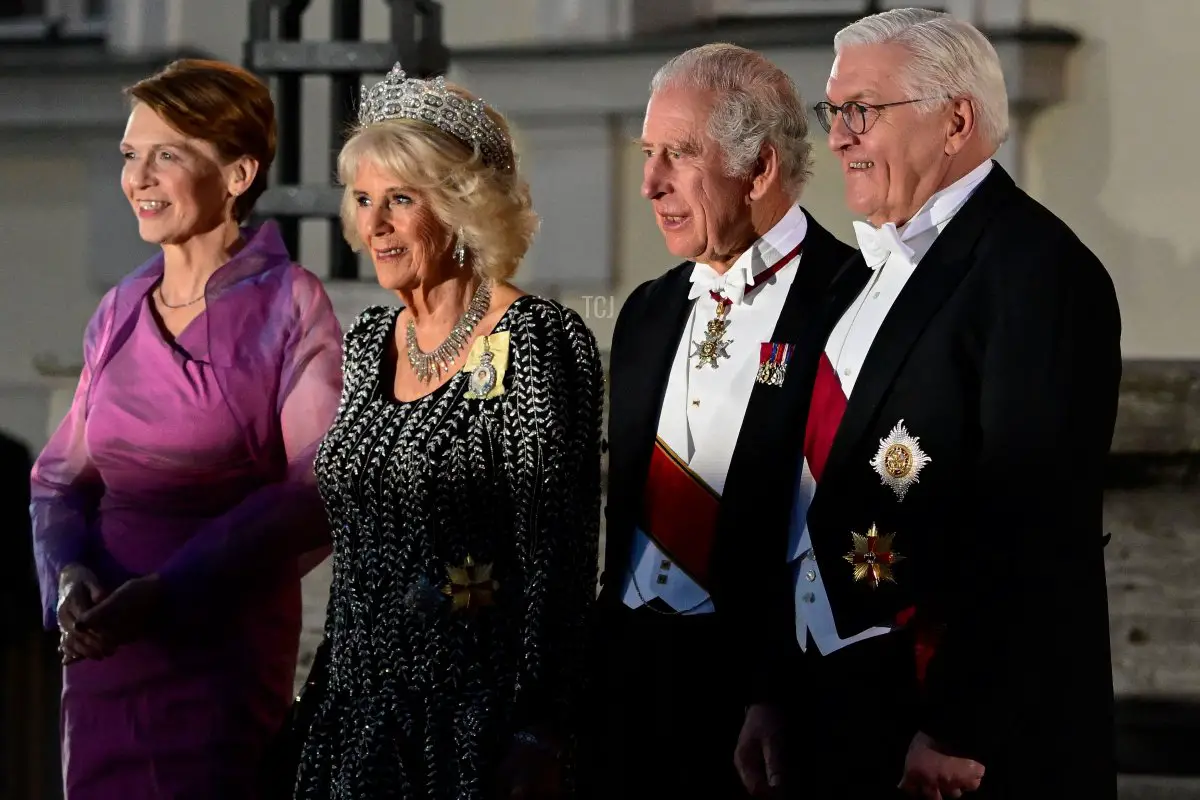 Il Re Carlo III e la Regina Camilla vengono accolti dal Presidente tedesco Frank-Walter Steinmeier e sua moglie, Elke Buedenbender, all'arrivo per un banchetto di stato a Schloss Bellevue a Berlino, il 29 marzo 2023 (JOHN MACDOUGALL/AFP via Getty Images)