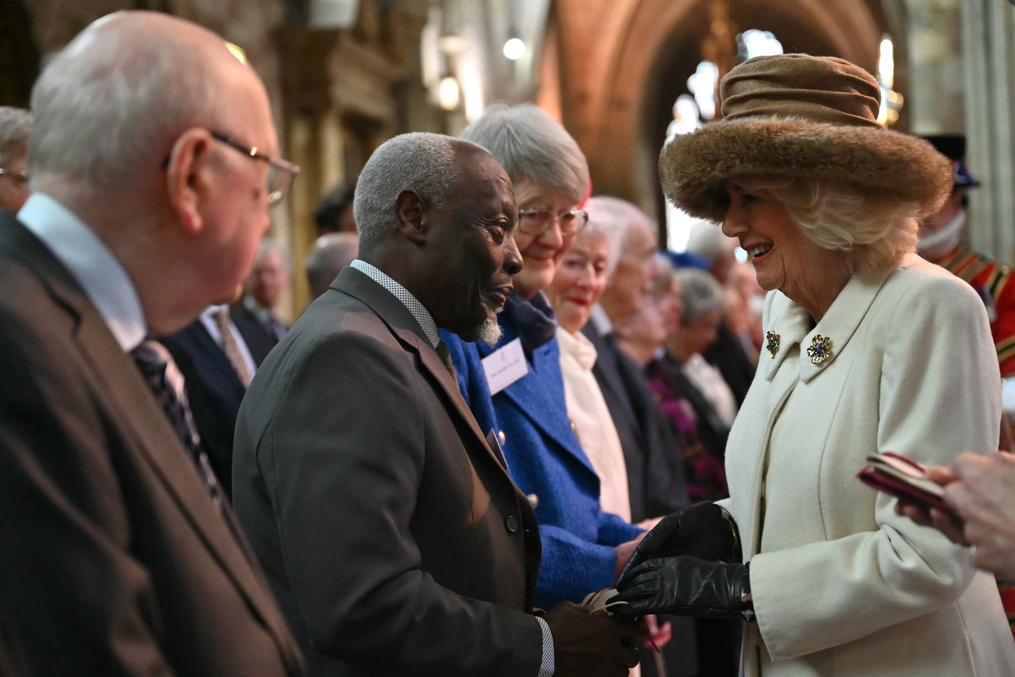 La Regina Camilla distribuisce il Maundy Money durante il Servizio Reale di Maundy presso la Cattedrale di Worcester il 28 marzo 2024 (Buckingham Palace)