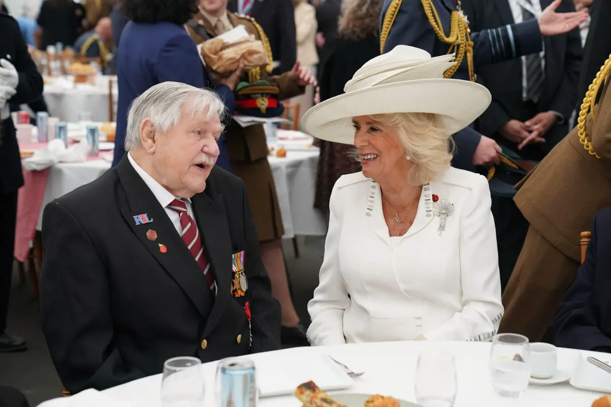 La regina Camilla parla con il veterano Arthur Oborne durante un pranzo dopo l'evento commemorativo nazionale del Regno Unito per l'80° anniversario del D-Day, tenutosi al Memoriale Britannico in Normandia a Ver-sur-Mer il 6 giugno 2024 (Gareth Fuller/PA Images/Alamy)