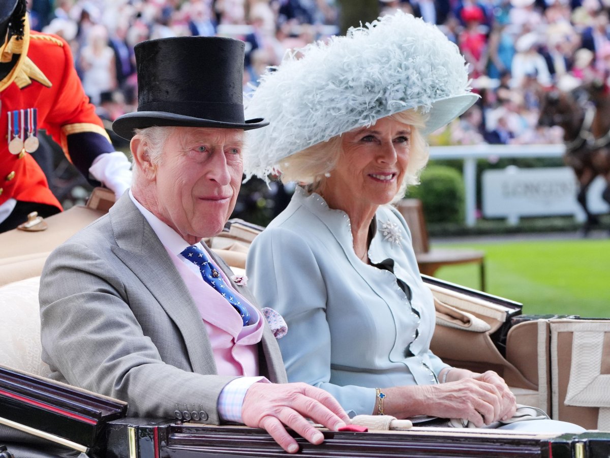 Il Re Carlo III e la Regina Camilla partecipano al quarto giorno di Royal Ascot il 21 giugno 2024 (Jonathan Brady/PA Images/Alamy)