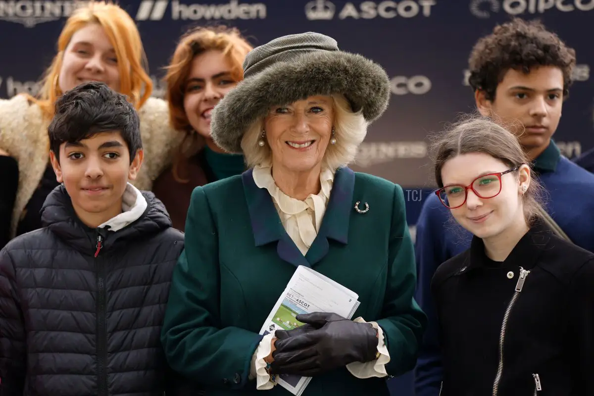 Camilla, regina consorte e studenti dell'Ebony Horse Club posano durante il Weekend di Corse di Novembre ad Ascot il 19 novembre 2022 ad Ascot, Inghilterra