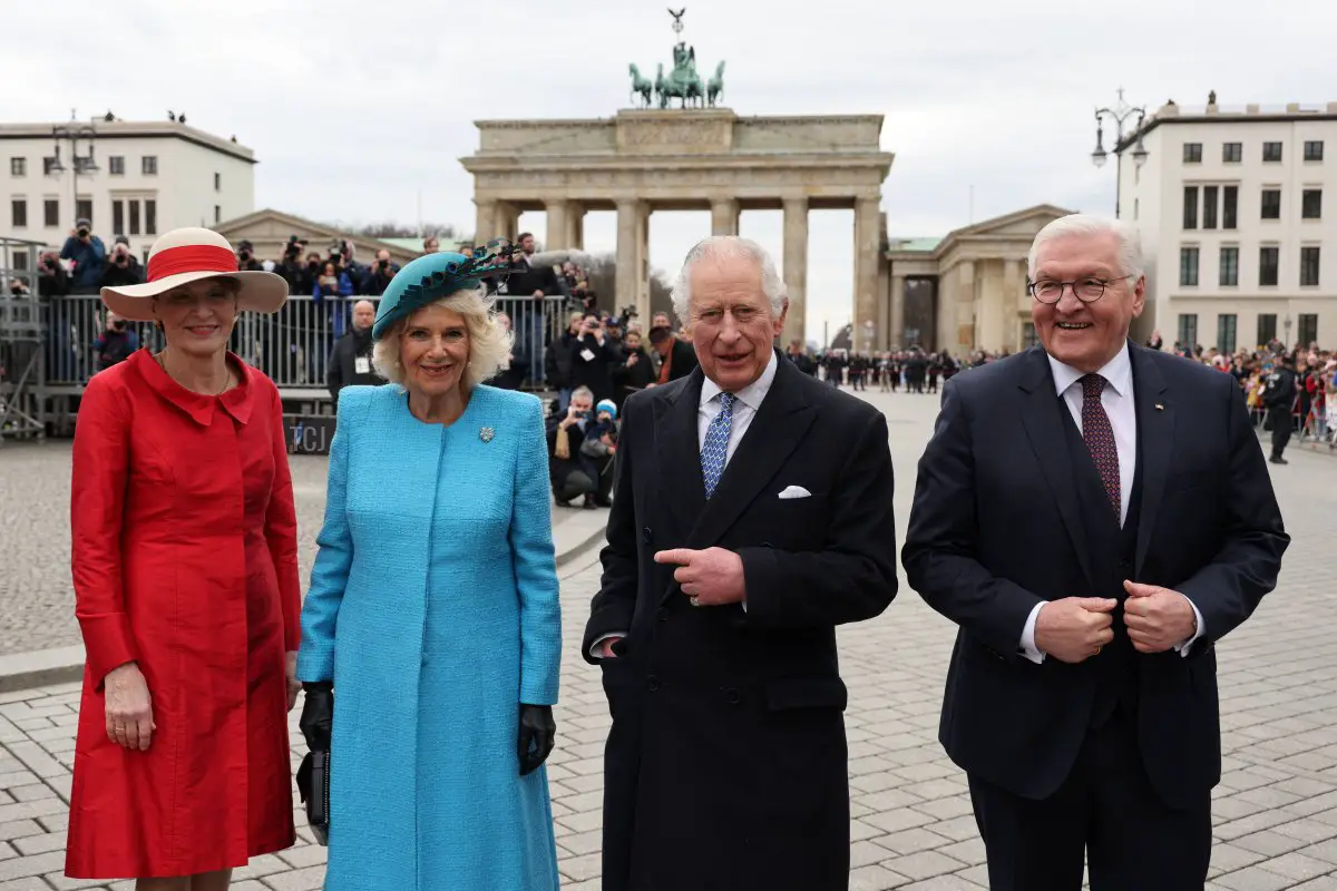 Re Carlo III e la regina Camilla posano con il presidente tedesco Frank-Walter Steinmeier e sua moglie, Elke Buedenbender, durante una cerimonia di benvenuto alla Porta di Brandeburgo a Berlino, il 29 marzo 2023 (ADRIAN DENNIS/POOL/AFP via Getty Images)