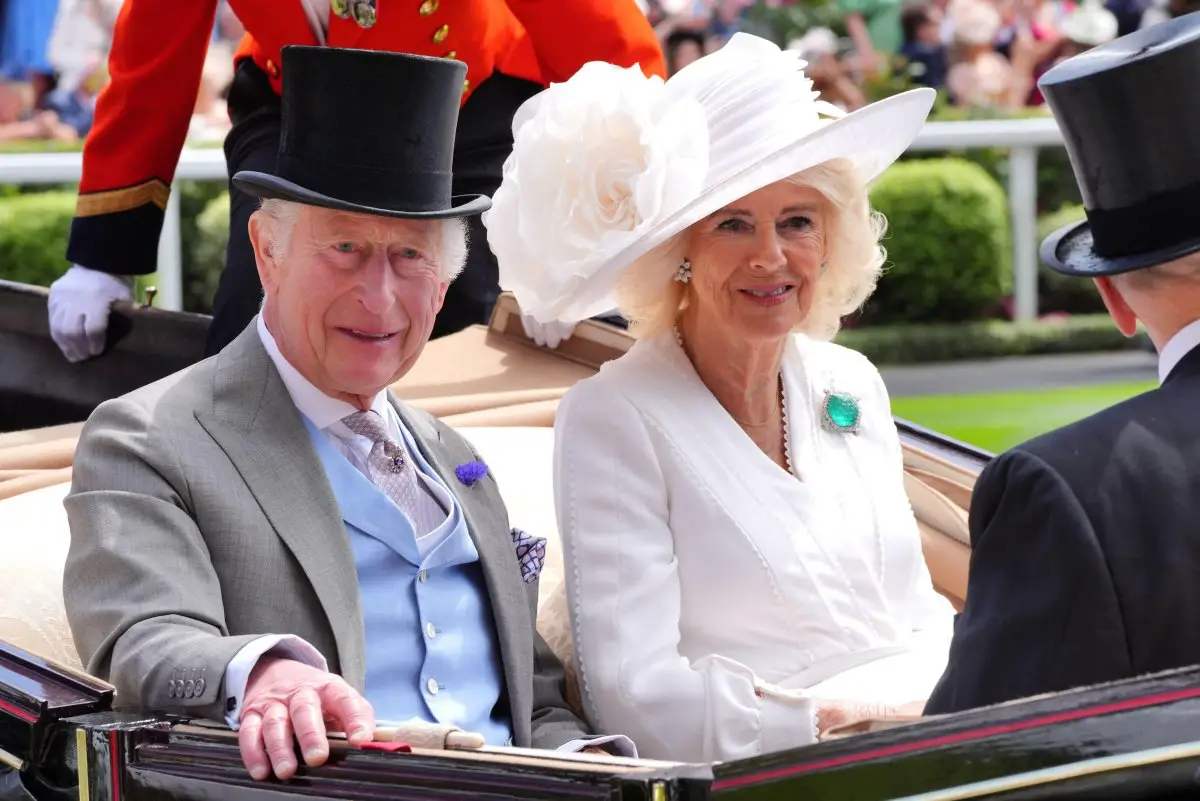 Re Carlo III e Regina Camilla partecipano al terzo giorno di Royal Ascot il 20 giugno 2024 (Jonathan Brady/PA Images/Alamy)