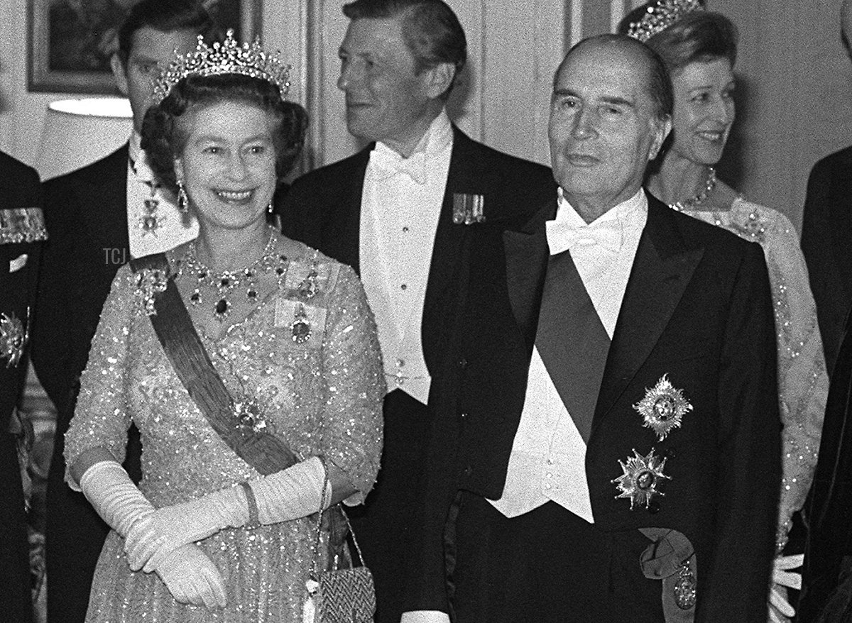 Il Presidente francese Francois Mitterrand (C), sua moglie Danielle e la Regina Elisabetta II arrivano presso la residenza dell'Ambasciatore francese a Londra, 25 ottobre 1984, dove il Presidente ha tenuto un banchetto di stato in onore della Regina