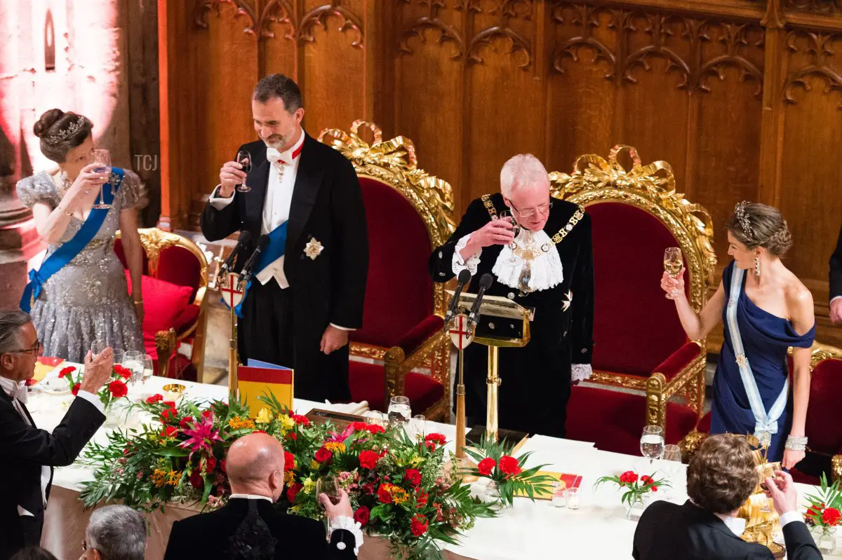 La principessa Anna, principessa reale, il re Felipe VI di Spagna, Andrew Parmley, sindaco di Londra, e la regina Letizia di Spagna brindano mentre partecipano al banchetto del sindaco presso il Guildhall durante una visita di stato del re e della regina di Spagna il 13 luglio 2017 a Londra, Inghilterra