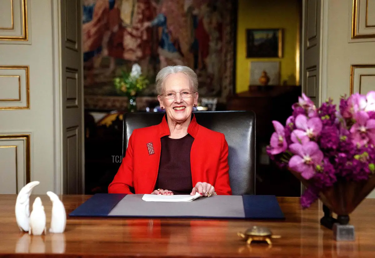 La regina Margrethe II di Danimarca sorride dopo aver pronunciato il suo discorso di Capodanno al Castello di Amalienborg a Copenaghen il 31 dicembre 2021