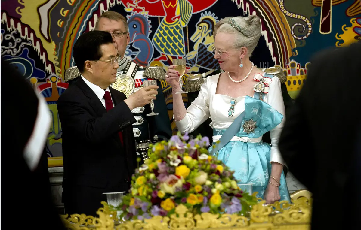 La regina Margrethe di Danimarca e il presidente cinese Hu Jintao partecipano a un banchetto ufficiale a Palazzo Christiansborg a Copenaghen il 15 giugno 2012