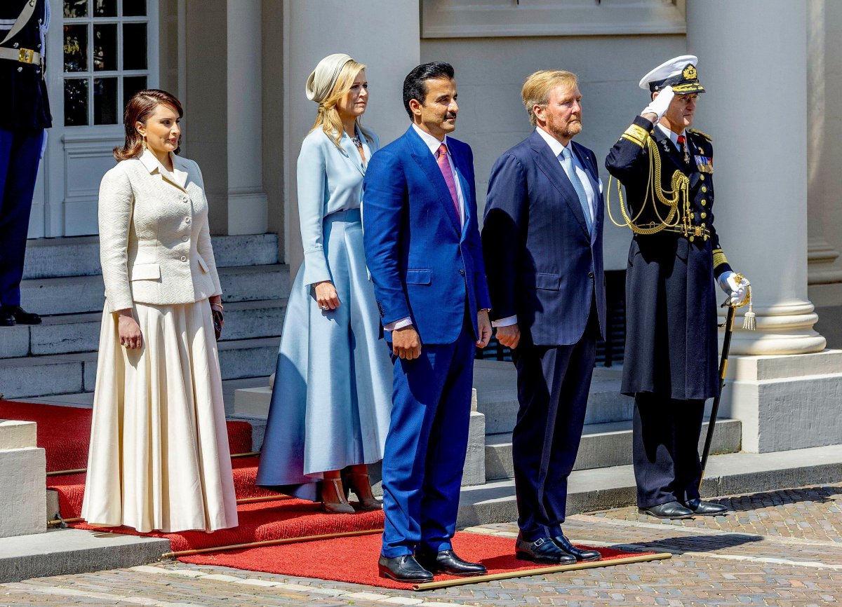 Il Re e la Regina dei Paesi Bassi accolgono l'Emiro del Qatar e la Sheikha Jawaher bint Hamad Al Thani al Palazzo Noordeinde all'Aia il 24 giugno 2024 (DPA Picture Alliance/Alamy)