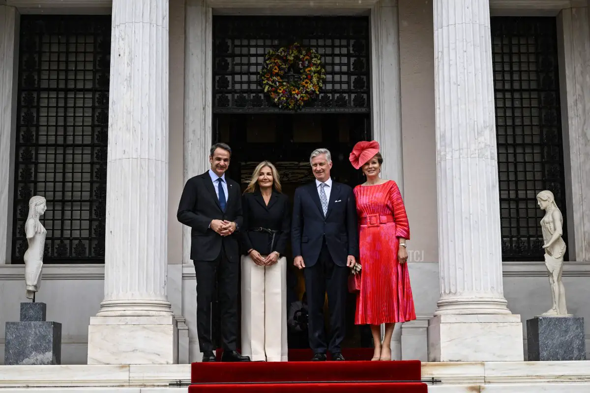 Il Re dei Belgi Philippe (2° da destra) e la Regina Mathilde (destra) posano per una foto con il Primo Ministro greco Kyriakos Mitsotakis (sinistra) e sua moglie Mareva Grabowski (2° a sinistra) prima del loro incontro durante la visita ufficiale della coppia reale in Grecia, ad Atene il 2 maggio 2022