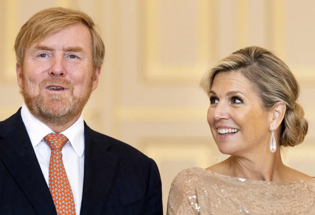 Il Re Willem-Alexander e la Regina Maxima dei Paesi Bassi partecipano alla presentazione delle Mele d'Arancia, i premi annuali del Fondo Arancione, all'Aia il 4 ottobre 2023 (KOEN VAN WEEL/ANP/AFP tramite Getty Images)