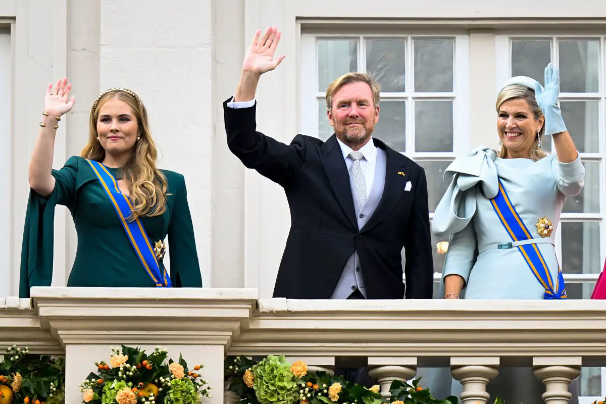 Il Re e la Regina dei Paesi Bassi, con la Principessa di Orange, salutano dal balcone del Palazzo Noordeinde durante il Prinsjesdag il 17 settembre 2024 (Patrick van Emst/NL Beeld/Alamy)