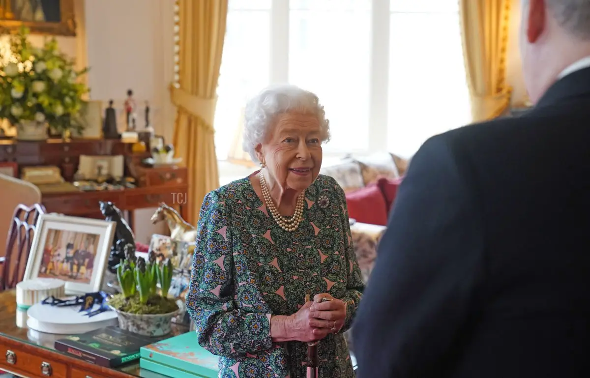 Regina Elisabetta II durante un'udienza al Castello di Windsor, quando ha incontrato i Segretari della Difesa in arrivo e in uscita al Castello di Windsor il 16 febbraio 2022 a Windsor, Inghilterra