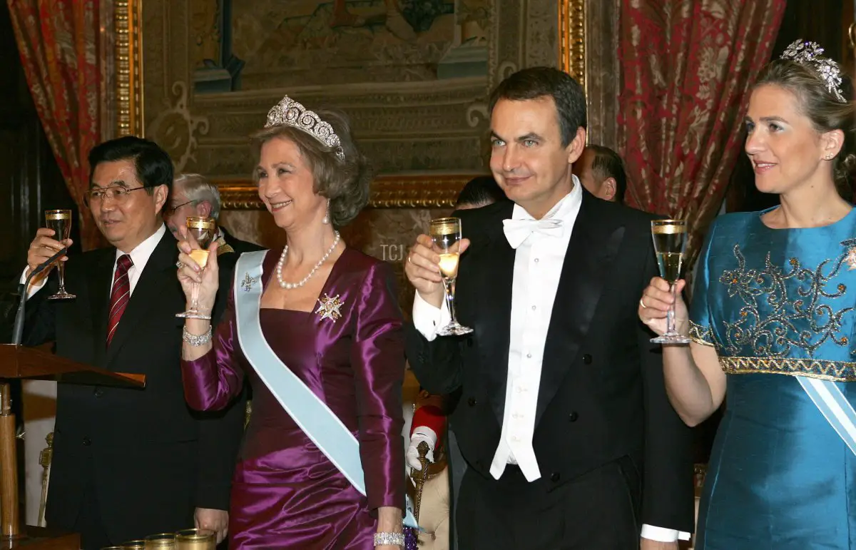 Il Presidente della Cina Hu Jintao brinda con la Regina Sofia di Spagna, il Primo Ministro José Luis Rodríguez Zapatero e la Principessa Cristina di Spagna durante una cena di gala al Palazzo Reale di Madrid, 14 novembre 2005