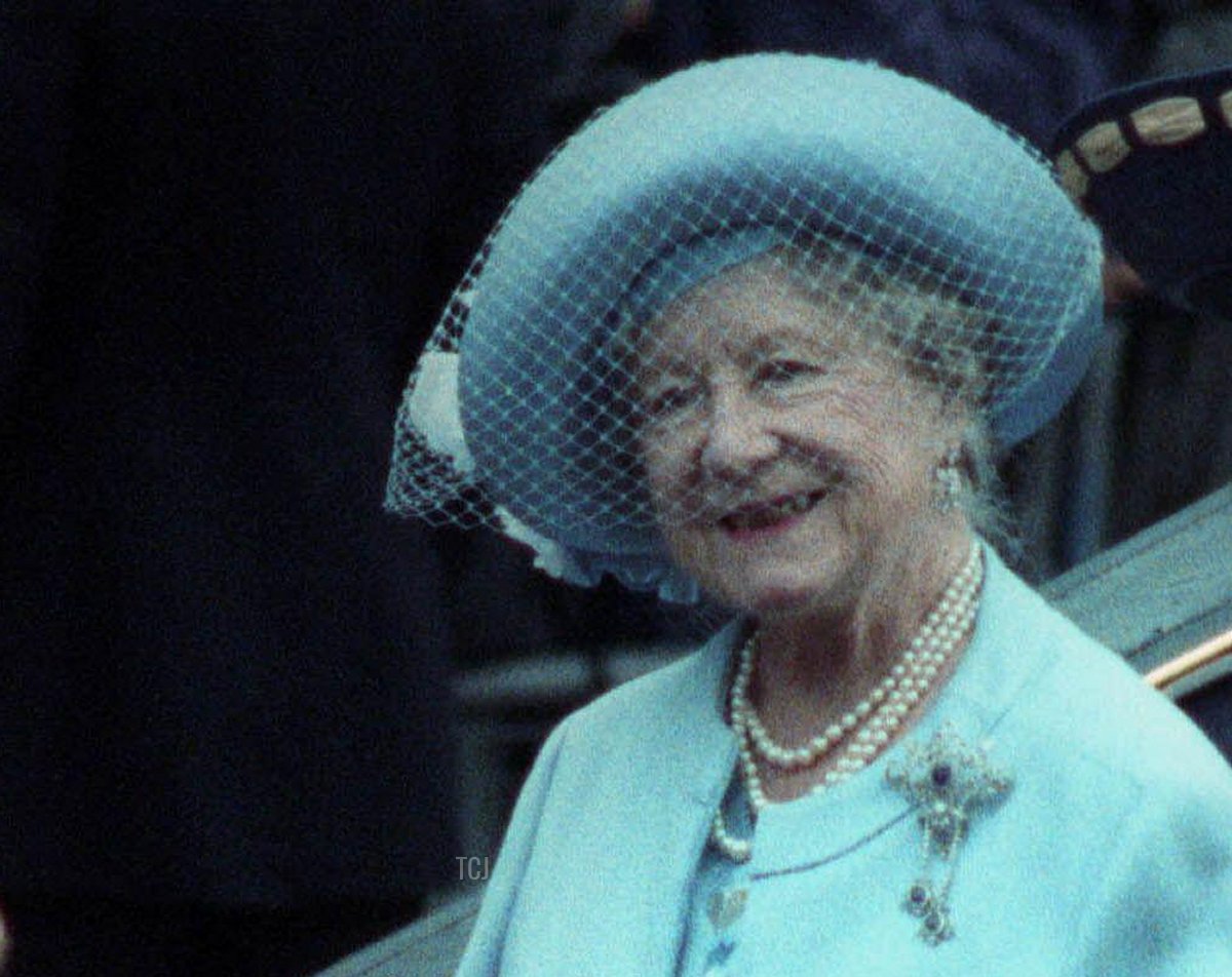 La Regina Madre, accompagnata dalla Principessa di Galles e dal suo sonno sei anni, il Principe Harry, partecipano alla cerimonia di Trooping the Colour il 15 giugno 1991