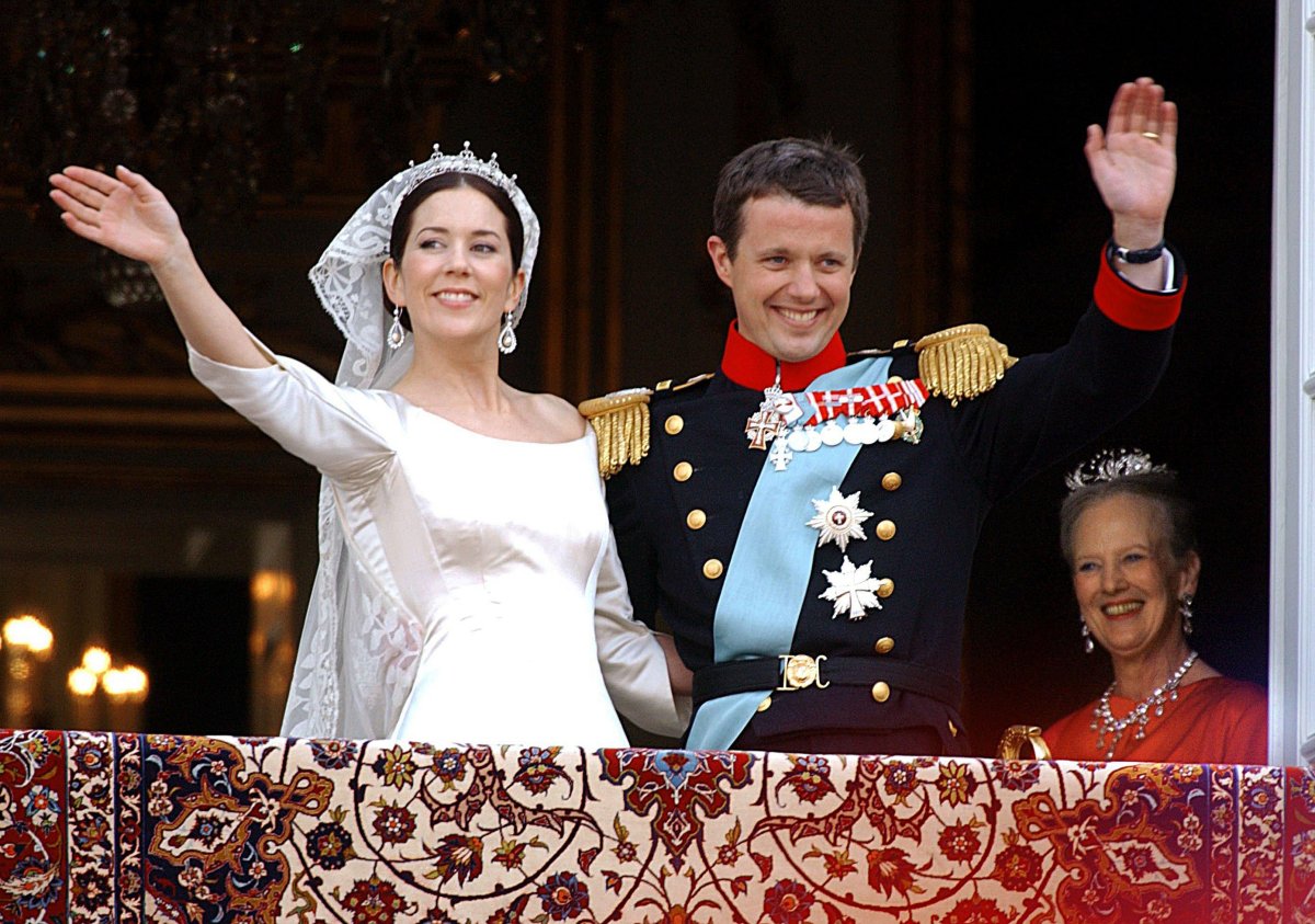 La Principessa Mary di Danimarca e il Principe Frederik, con la Regina Margherita II che osserva, salutano il pubblico da un balcone di Amalienborg a Copenaghen il 14 maggio 2004 (DPA Picture Alliance Archive/Alamy)