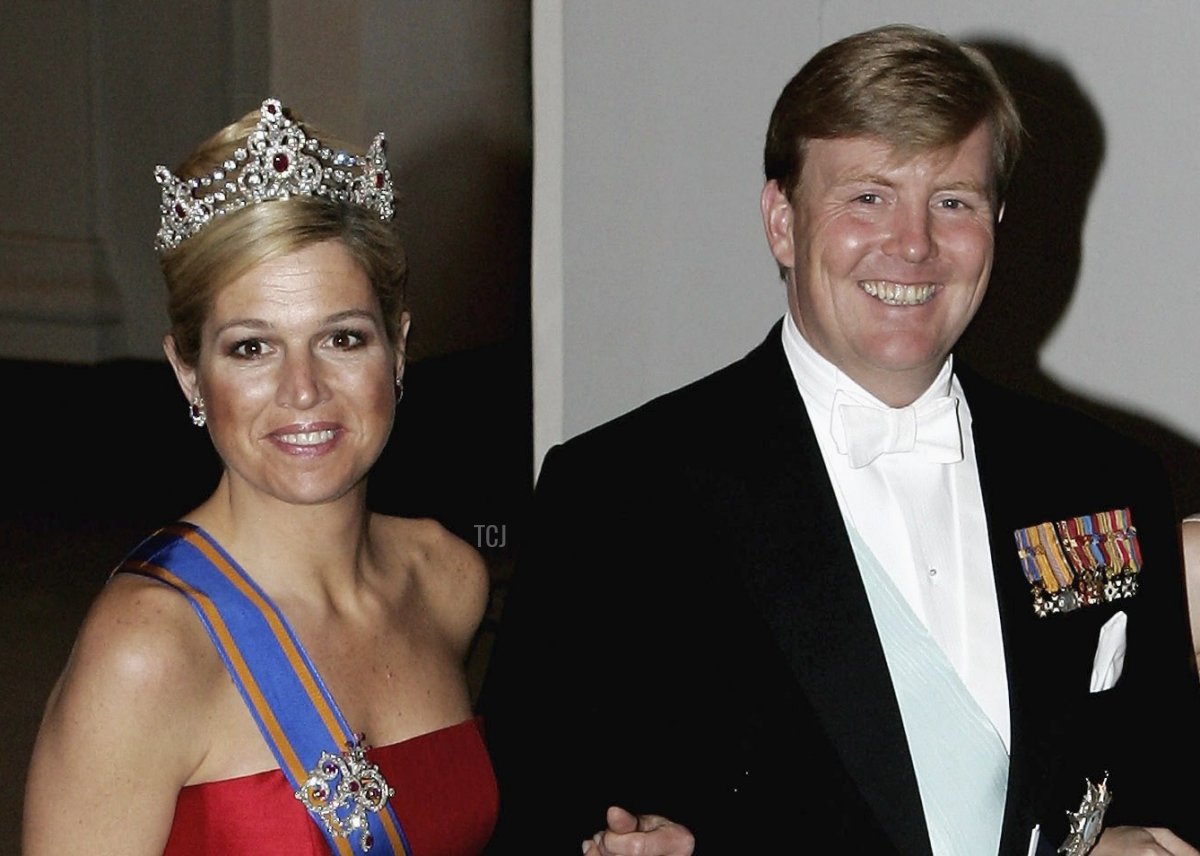 La Principessa Maxima dei Paesi Bassi, il Principe Willem-Alexander dei Paesi Bassi e la Principessa Mary di Danimarca arrivano per la cena di gala al Palazzo Reale per celebrare il 60° compleanno del Re Carl XVI Gustaf di Svezia il 30 aprile 2006 a Stoccolma, Svezia