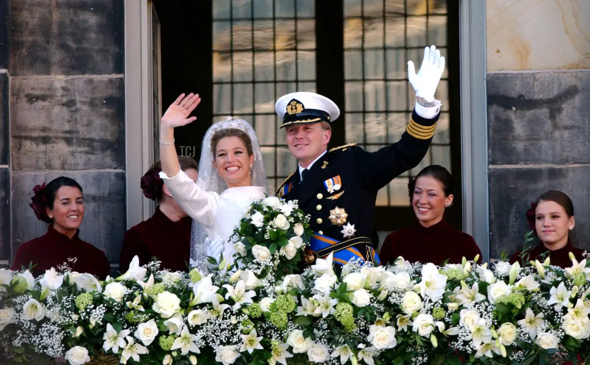 Il principe Willem Alexander dei Paesi Bassi e la sua nuova sposa, la principessa Maxima, salutano dopo il matrimonio il 2 febbraio 2002 dal balcone del Palazzo Reale di Amsterdam (Anthony Harvey/Getty Images)