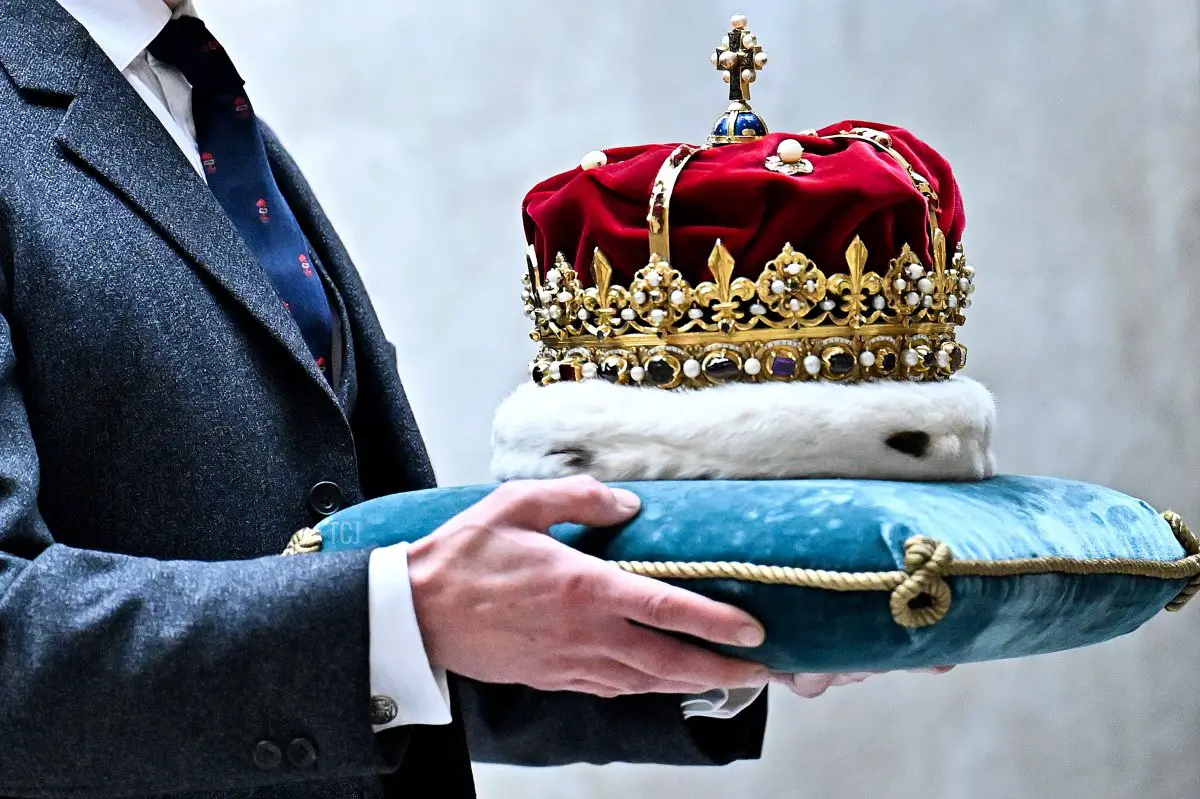 Il Duca di Hamilton porta la Corona di Scozia durante l'apertura della sesta sessione del Parlamento scozzese il 2 ottobre 2021 a Edimburgo, Scozia (Jeff J Mitchell-Pool/Getty Images)