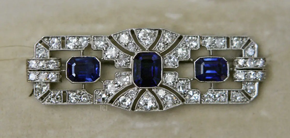 Un brooch in zaffiro e diamante in stile Art Deco in mostra prima dell'asta di gioielli e opere d'arte dalla collezione della Principessa Margaret presso Christie’s il 9 giugno 2006 a Londra (Scott Barbour/Getty Images)