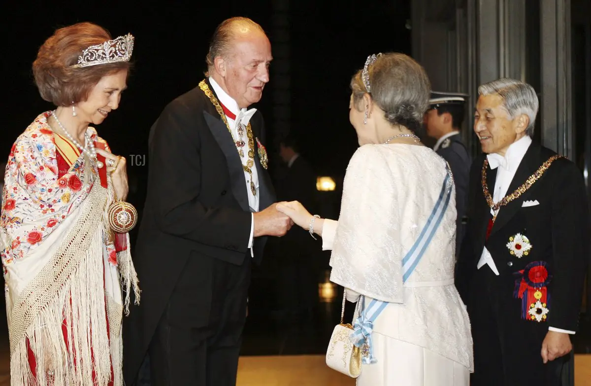 La Regina Sofia e il Re Juan Carlos di Spagna vengono accolti dall'Imperatrice Michiko e dall'Imperatore Akihito del Giappone prima della cena al Palazzo Imperiale il 10 novembre 2008 a Tokyo, Giappone