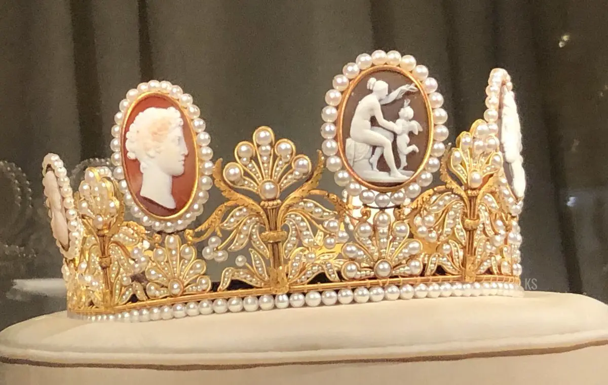 La Tiara Cameo esposta al Palazzo Reale di Stoccolma, parte dei festeggiamenti per il Giubileo d'Oro del Re Carlo XVI Gustavo di Svezia, 2023 (Foto gentilmente condivisa con noi da Kristina; non riprodurre)