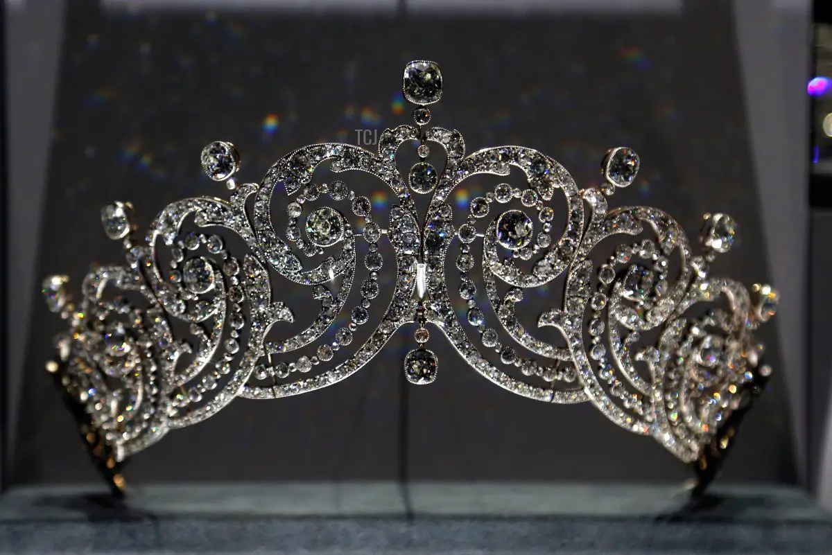 Questa foto scattata il 1 dicembre 2013 mostra una tiara progettata da Cartier nel 1902, esposta durante la mostra dedicata al gioielliere orologiaio francese Cartier intitolata 