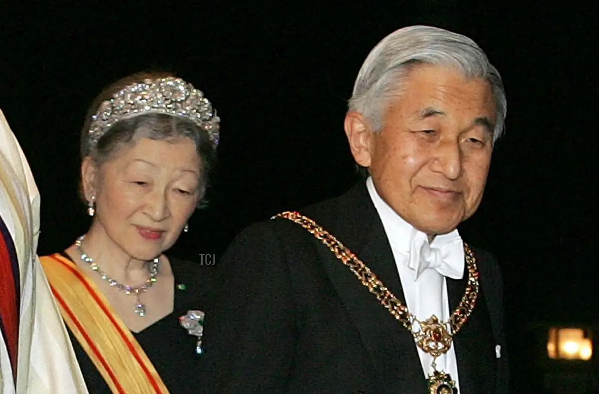 Il re del Marocco Mohammed VI (sinistra) cammina con l'imperatore giapponese Akihito (destra) e l'imperatrice Michiko al suo arrivo per un banchetto al Palazzo Imperiale il 28 novembre 2005 a Tokyo, Giappone