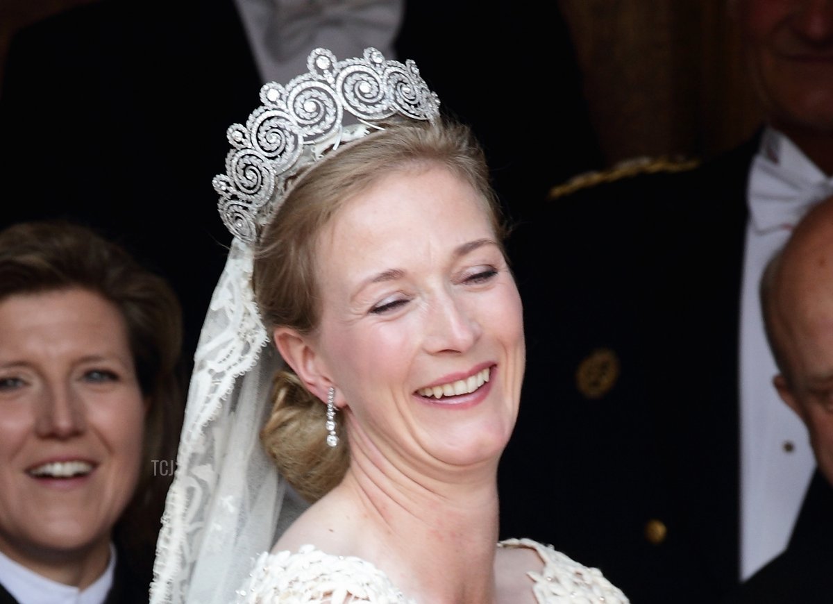 La Principessa Nathalie zu Sayn-Wittgenstein-Berleburg attende il suo bouquet da sposa prima del matrimonio con Alexander Johannsmann presso la Stadtkirche evangelica il 18 giugno 2011 a Bad Berleburg, Germania