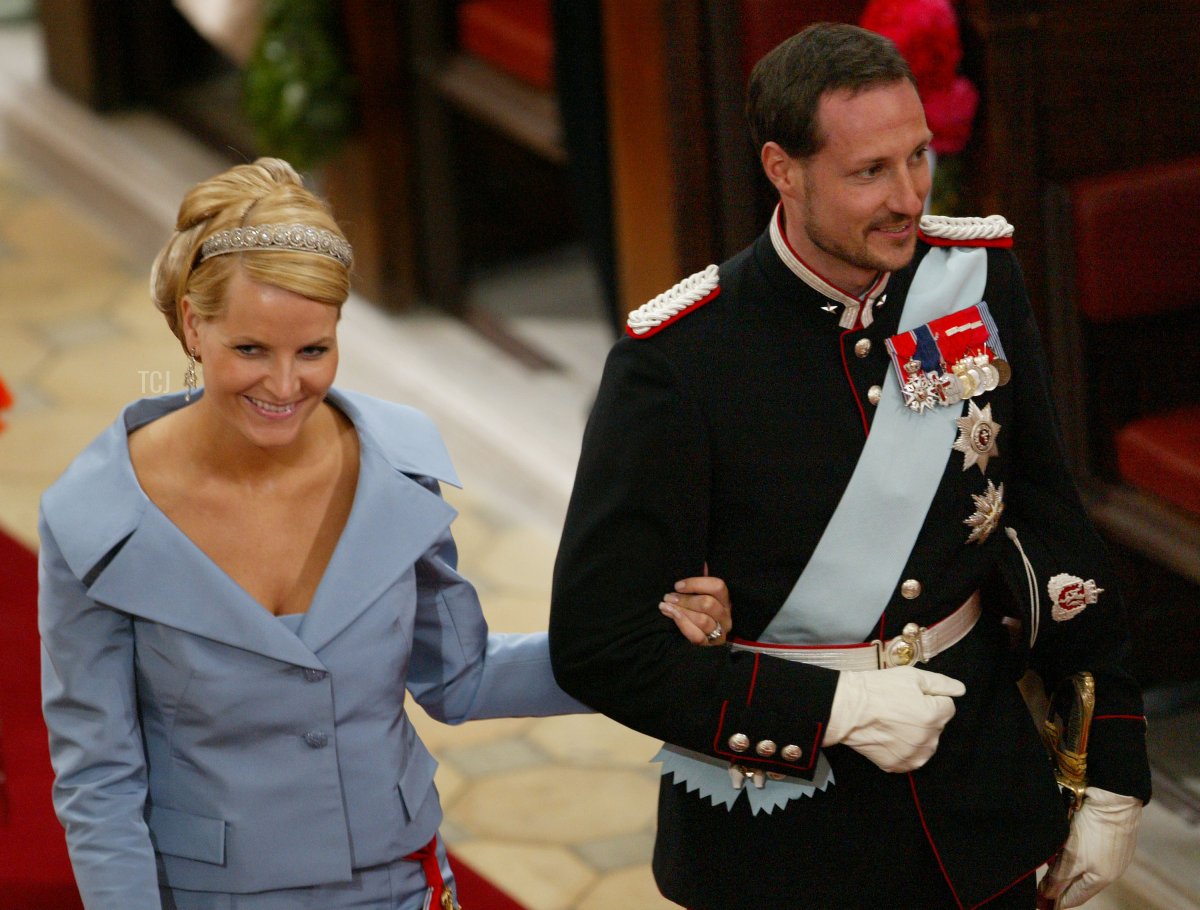 Il principe ereditario Haakon e sua moglie, la principessa ereditiera Mette-Marit di Norvegia, partecipano al matrimonio tra il principe ereditario danese Frederik e la signorina Mary Elizabeth Donaldson nella Cattedrale di Copenaghen il 14 maggio 2004