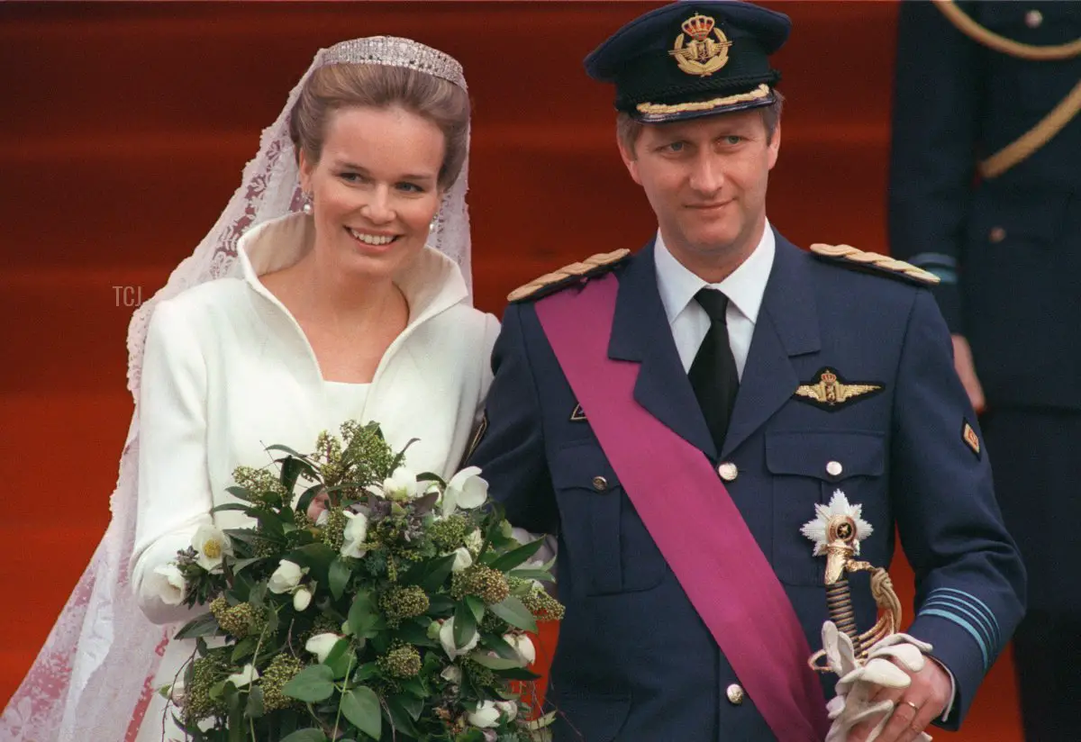 Il Principe ereditario Philippe del Belgio e Mathilde d'Udekem d'Acoz, sorridono alla folla di 2.000 benauguranti il 4 dicembre 1999 dopo aver celebrato il loro matrimonio nella chiesa cattolica romana nella Cattedrale di Saint-Michel-et-Gudule a Bruxelles