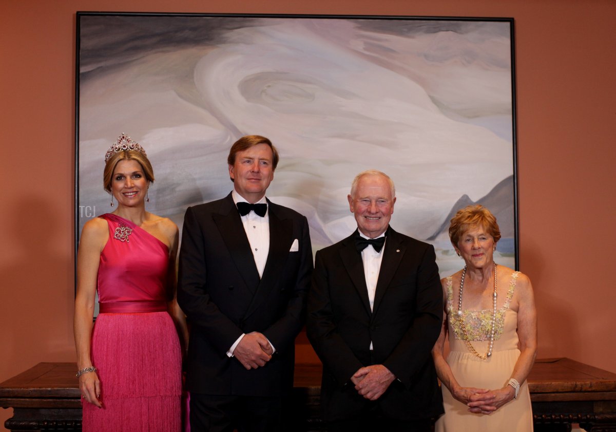 Il Re Willem-Alexander (2° da sinistra) e la Regina Maxima (a sinistra) dei Paesi Bassi insieme al Governatore Generale del Canada David Johnston (2° a destra) e sua moglie Sharon (a sinistra) per una fotografia di gruppo durante la Cena di Stato a Rideau Hall il 27 maggio 2015 a Ottawa, Canada