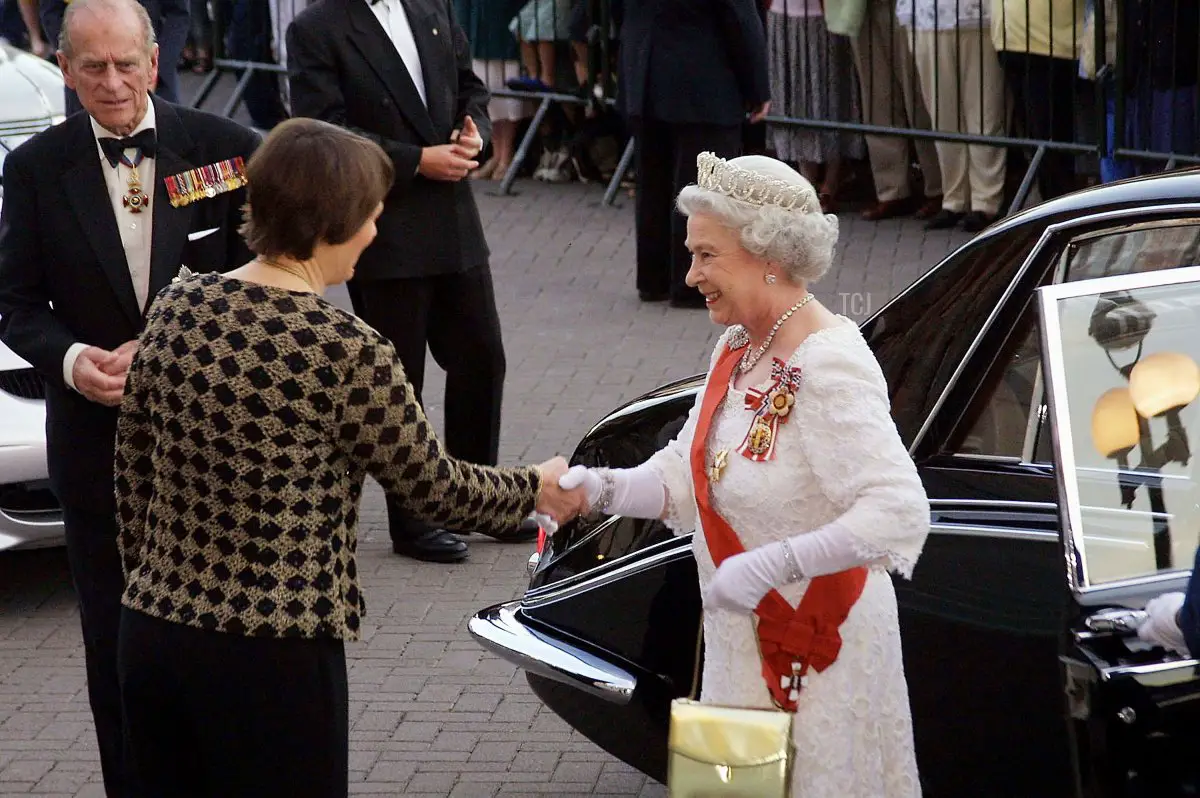 La regina britannica Elisabetta II (a destra) stringe la mano al primo ministro neozelandese Helen Clark durante una cena di Stato al Banquet Hall della Parliament House il 25 febbraio 2002 a Wellington, Nuova Zelanda