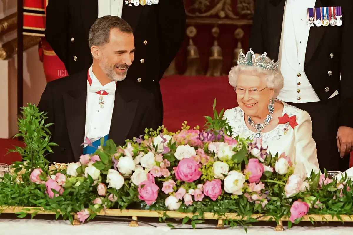 La regina del Regno Unito Elisabetta II (a destra) e il re di Spagna Filippo VI chiacchierano durante un banchetto di Stato a Buckingham Palace a Londra il 12 luglio 2017, il primo giorno della visita di Stato di tre giorni dei re di Spagna.