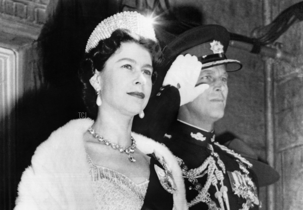 La regina britannica Elisabetta II e il principe Filippo, duca di Edimburgo (R) assistono alle cerimonie che segnano l'apertura del Parlamento a Ottawa il 14 ottobre 1957