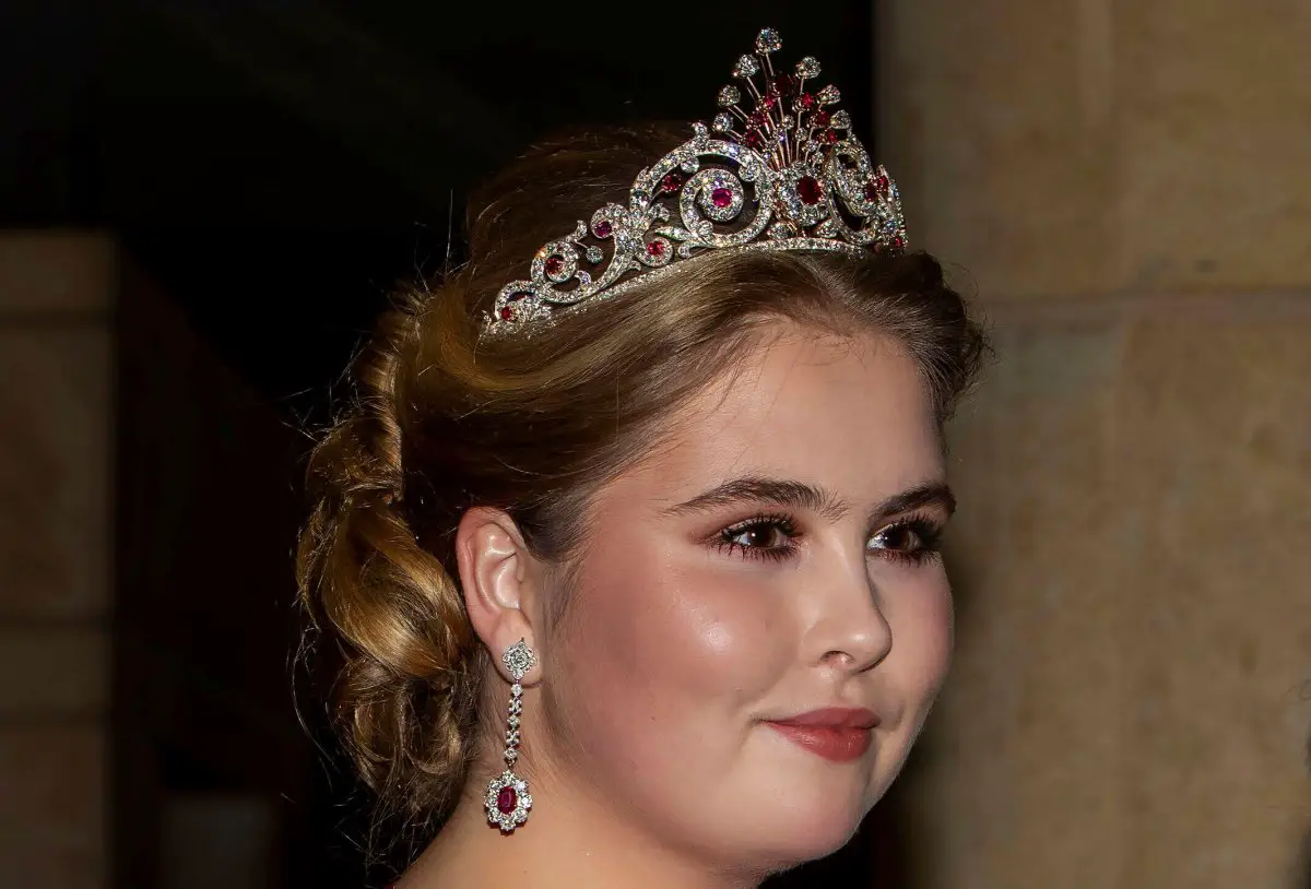 La Principessa d'Olanda lascia il suo hotel ad Amman mentre si dirige a un ricevimento di nozze per il Principe Ereditario Hussein e la Principessa Rajwa di Giordania il 1° giugno 2023 (Albert Nieboer/DPA Picture Alliance/Alamy)