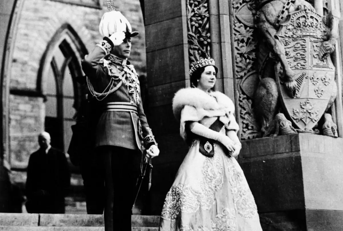 Re Giorgio VI e la Regina Elisabetta al Centro del Parlamento durante la loro prima visita in Canada, Tour Reale del 1939