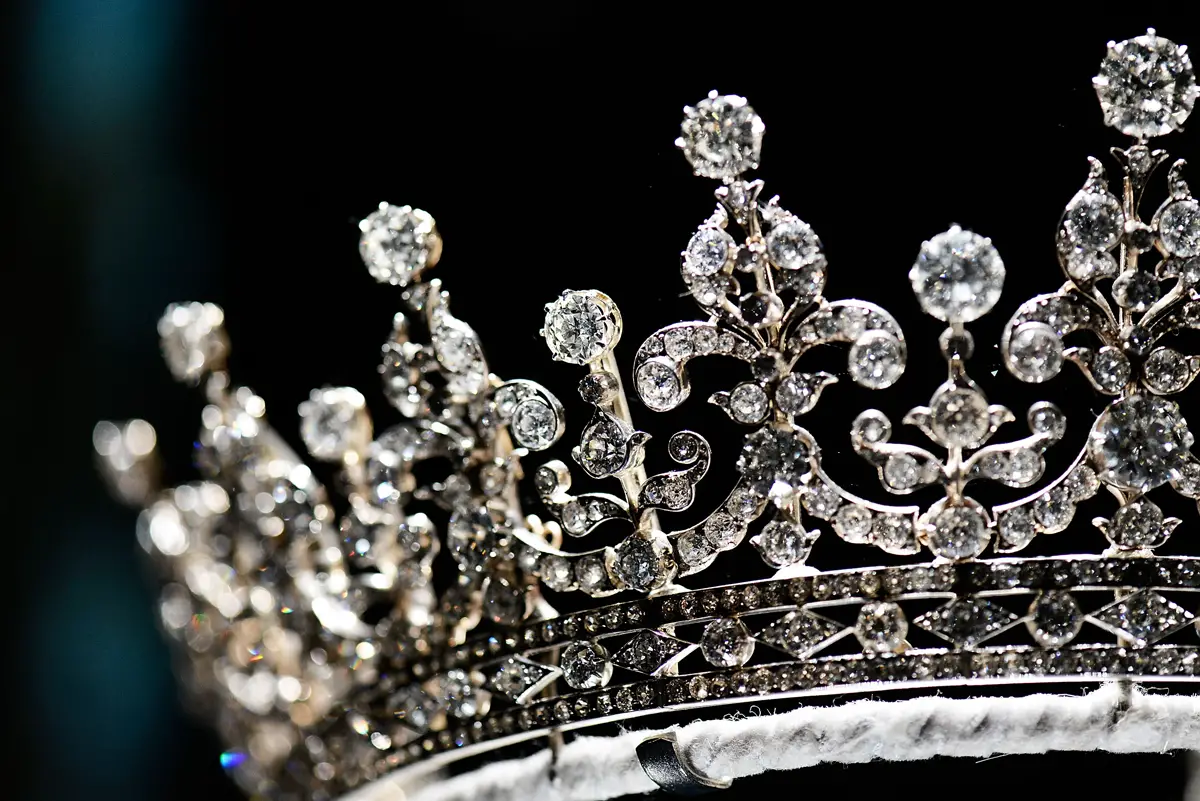 La Tiara delle Ragazze di Gran Bretagna e Irlanda è esposta come parte della mostra Diamonds: A Jubilee Celebration al Buckingham Palace di Londra, 28 Giugno 2012 (Bethany Clarke/Getty Images)