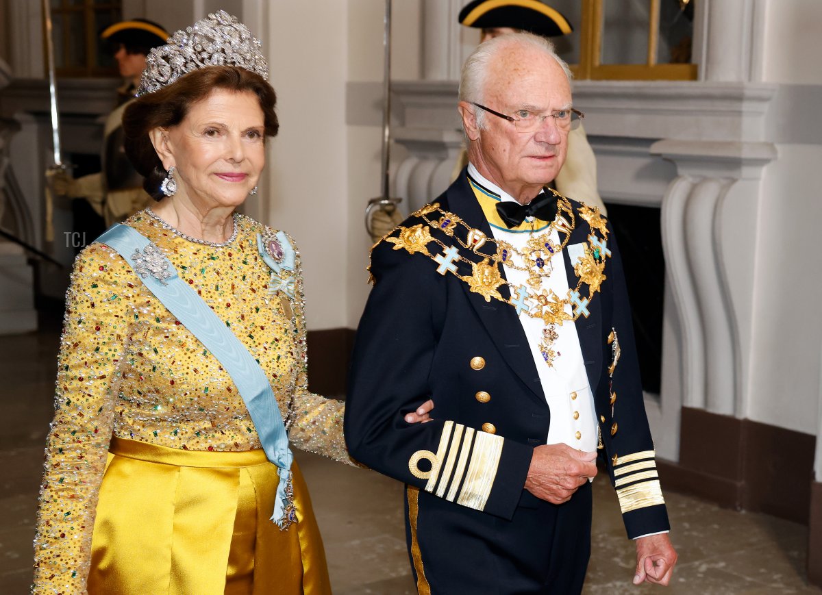 Il Re Carlo XVI Gustavo e la Regina Silvia di Svezia partecipano al banchetto del Giubileo d'Oro del Re al Palazzo Reale di Stoccolma il 15 settembre 2023 (Michael Campanella/Getty Images)