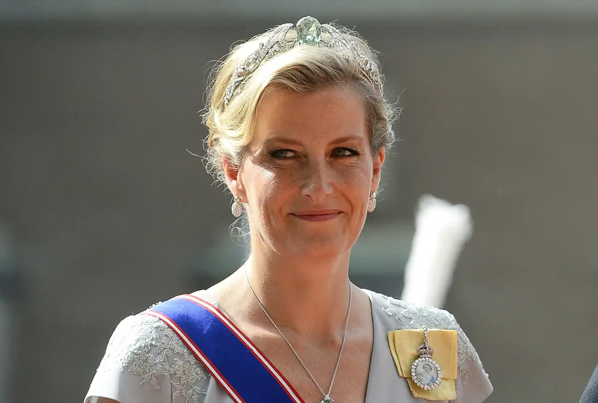 La contessa di Wessex arriva per il matrimonio del principe ereditario di Svezia Carl Philip e Sofia Hellqvist presso la Cappella Reale al Palazzo di Stoccolma il 13 giugno 2015 (JONATHAN NACKSTRAND/AFP/Getty Images)