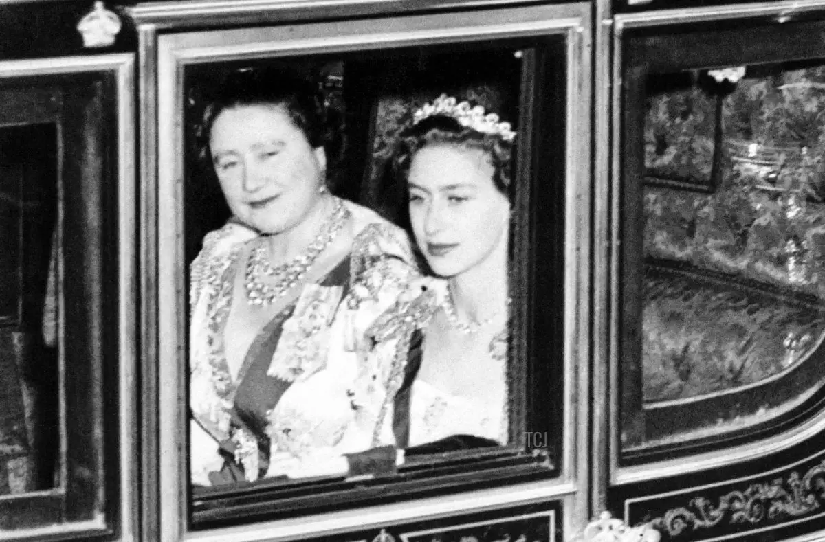 La Principessa Margaret (R) e la Regina Madre Elizabeth (L), il 2 giugno 1953 a Londra sulla carrozza trainata da cavalli per la coronazione della Regina Elizabeth II