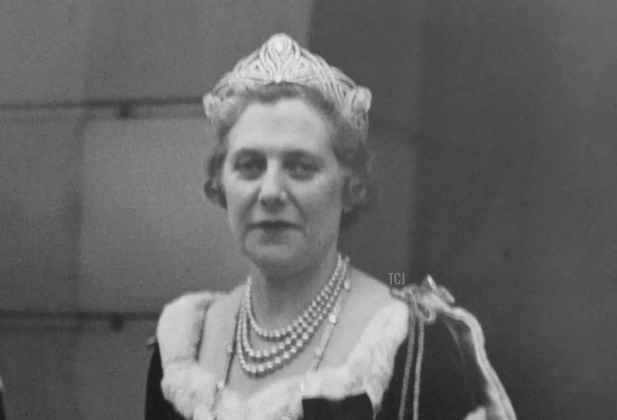 Roberte Ponsonby, Contessa di Bessborough posa con la sua tiara, gioielli e vesti il Giorno della Coronazione nel maggio 1937 (Agenzia Fotografica Generale/Keystone/Hulton Archive/Getty Images)