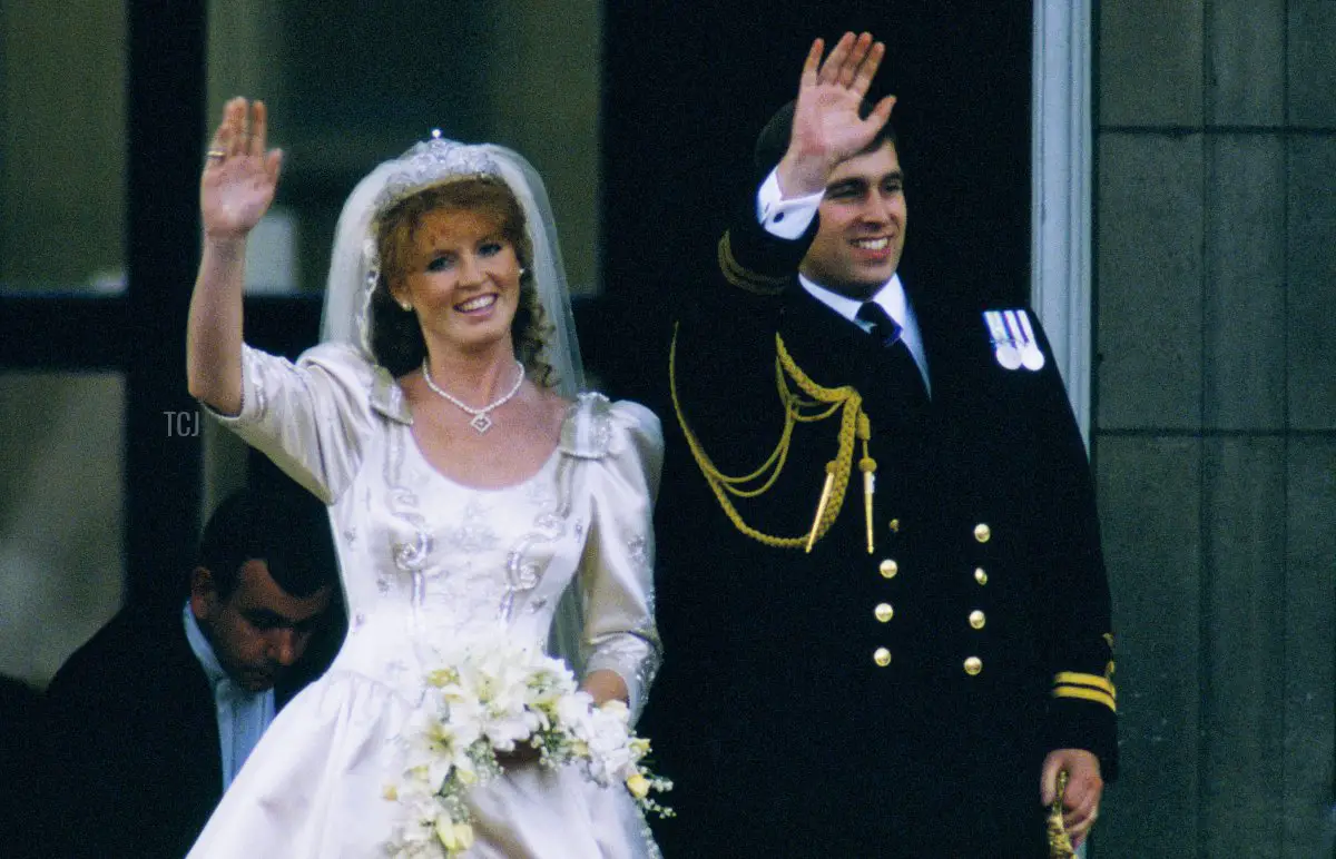 Il Duca e la Duchessa di York salutano dal balcone di Buckingham Palace dopo il loro matrimonio reale, luglio 1986 (Peter Jordan/Alamy)