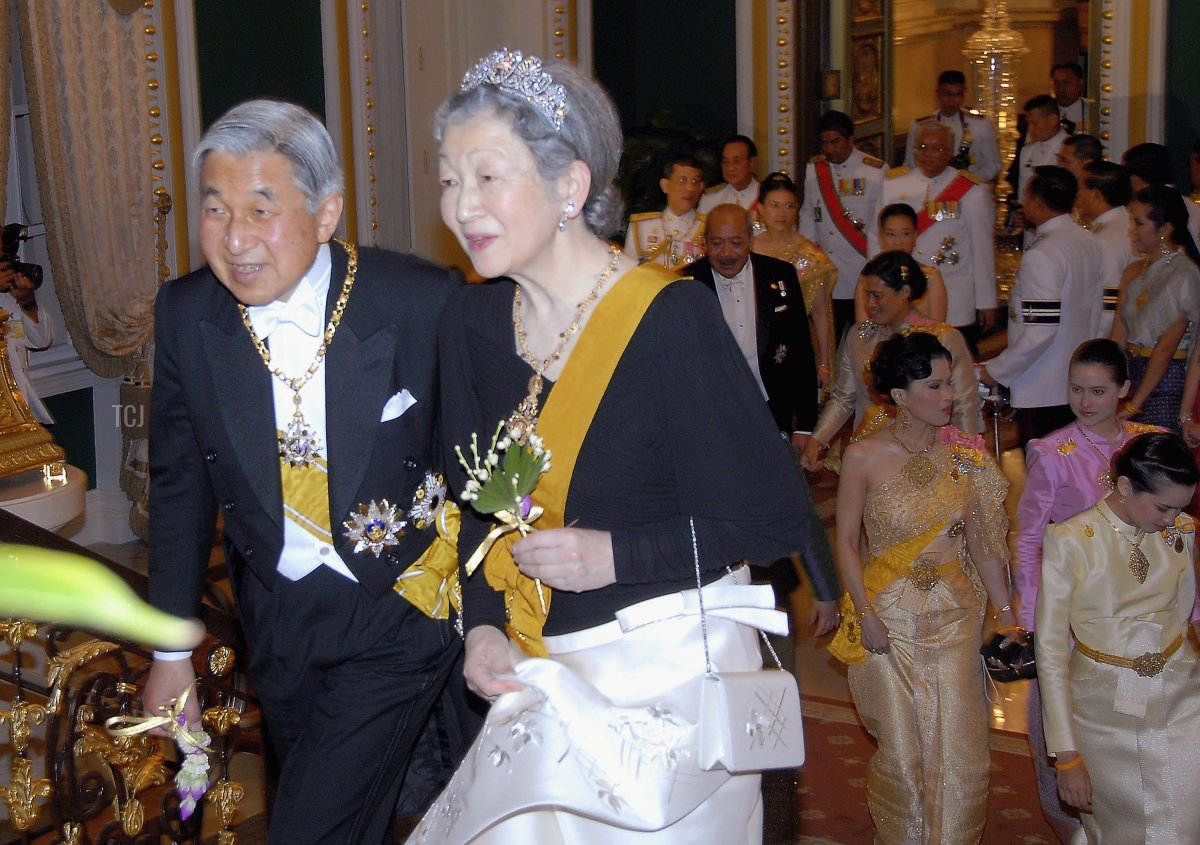 L'Imperatore Akihito del Giappone (L) e l'Imperatrice Michiko del Giappone partecipano al banchetto reale al Palazzo d'Oro il 13 giugno 2006 a Bangkok