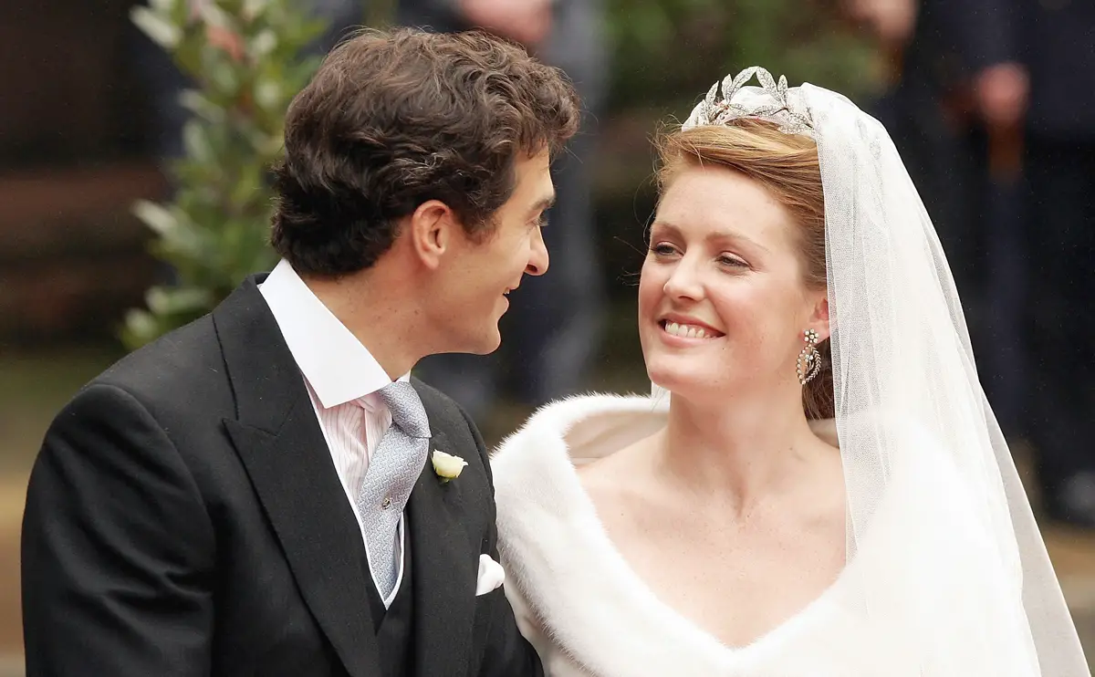 Edward van Cutsem e Lady Tamera Grosvenor lasciano la Cattedrale di Chester dopo il loro matrimonio il 6 novembre 2004 (Gareth Cattermole/Getty Images)