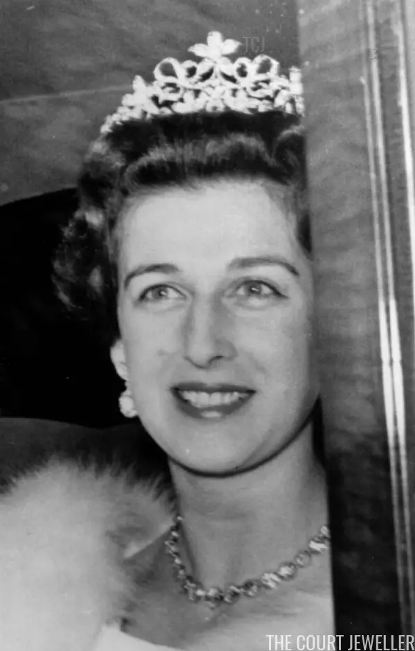 La principessa Alexandra indossa l'impostazione di perle della Tiara Ogilvy, aprile 1963