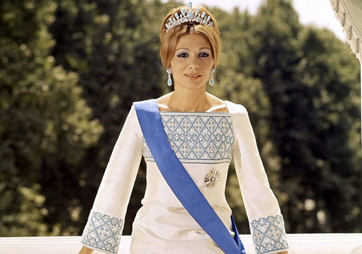 Farah Pahlavi indossa turchesi per una sessione fotografica ufficiale, ca. anni '70