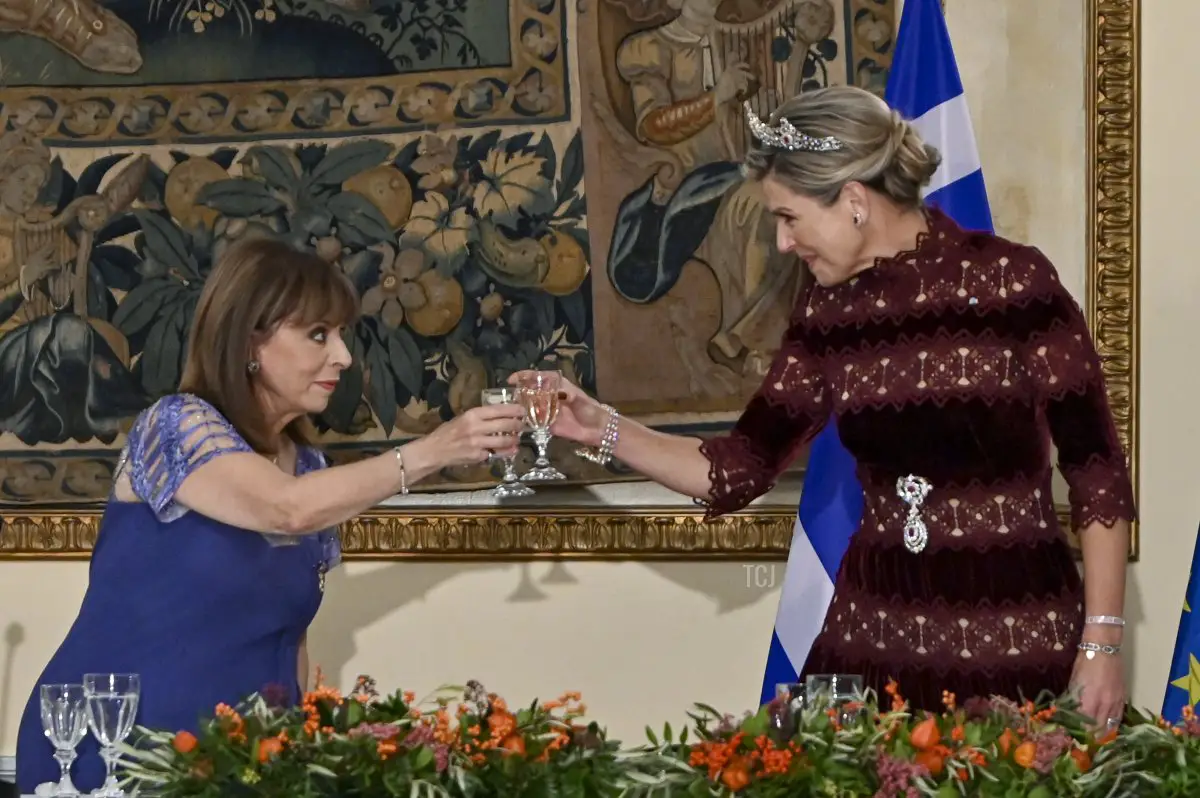 La Presidente della Grecia Katerina Sakellaropoulou e la Regina Maxima dei Paesi Bassi partecipano alla cena ufficiale ospitata dal Presidente della Repubblica al Palazzo Presidenziale il 31 ottobre 2022 ad Atene, Grecia