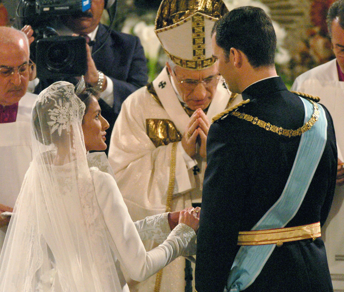 Il Principe delle Asturie sposa Letizia Ortiz Rocasolano nella Cattedrale di Santa Maria la Real de la Almudena a Madrid il 22 maggio 2004 (Angel Diaz/POOL/Getty Images)