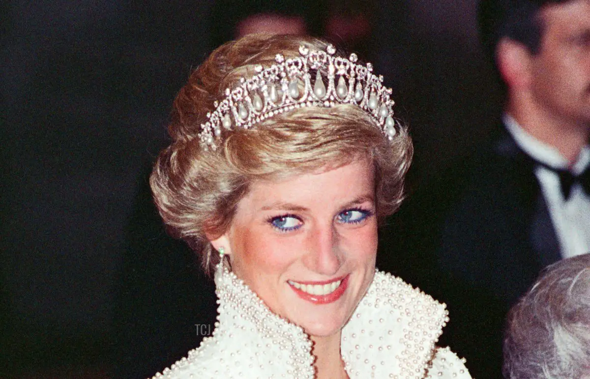 La Principessa di Galles, Diana, durante una visita a Hong Kong come parte del suo tour nel Far East. Indossa una tiara, diamanti meravigliosi e una giacca corta. Diana partecipa all'inaugurazione del nuovo Centro Culturale di Hong Kong, novembre 1989